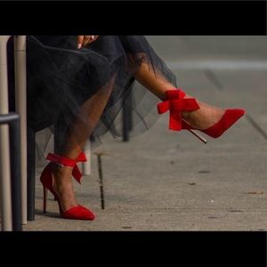 Heels with a bow (red or black)